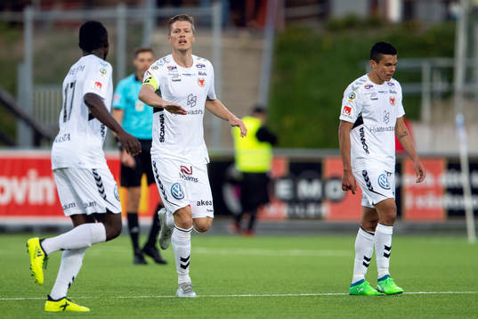 Kalmars Viktor Elm jublar med lagkamrater