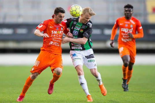 AFC Eskilstunas Kadir Hodzic i kamp med GAIS Johan Svahn 