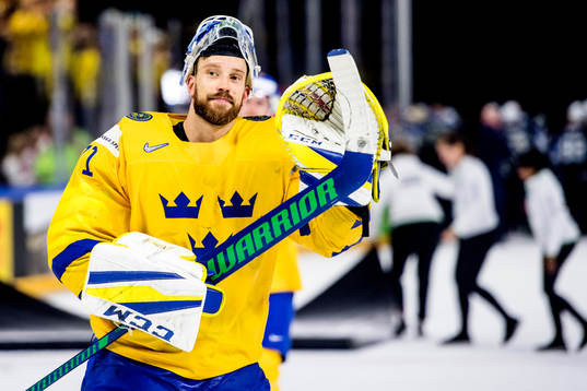Sveriges målvakt Anders Nilsson jublar