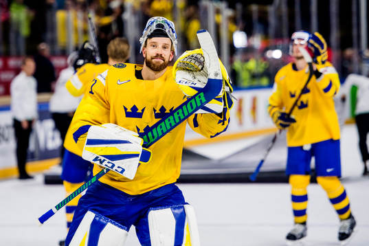 Sveriges målvakt Anders Nilsson jublar