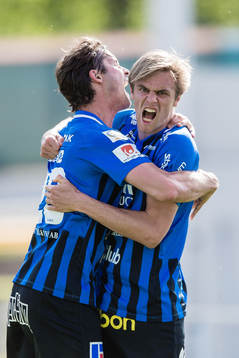 Sirius Oscar Pehrsson (h) jublar med Philip Haglund (v) efter 1-1