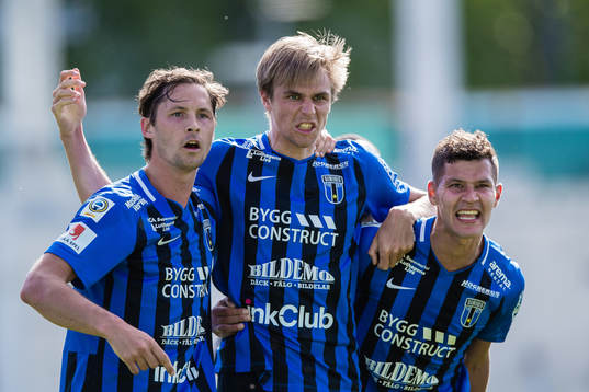 Sirius Oscar Pehrsson (m) jublar med Philip Haglund (v) och Mauricio Albornoz (h) efter 1-1