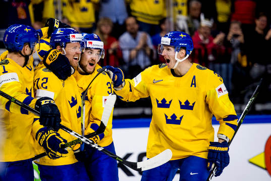 Sveriges Patric Hörnqvist kramas om av Mikael Backlund,