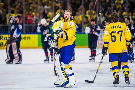 Sveriges målvakt Anders Nilsson jublar