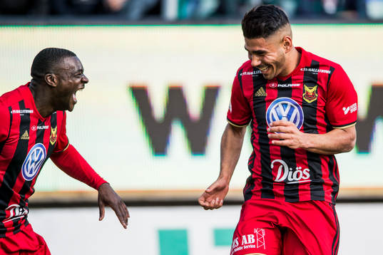 Östersunds Hosam Aiesh jublar med Ken Sema jublar efter 0-2