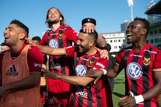 Östersunds Saman Ghoddos, Tom Pettersson, Hosam Aiesh och Samuel Mensiro jublar