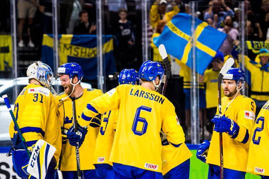 Sveriges målvakt Anders Nilsson och Mattias Ekholm jublar