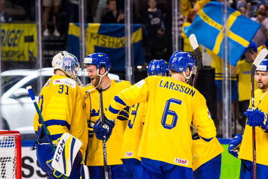 Sveriges Mattias Ekholm jublar med målvakt Anders Nilsson