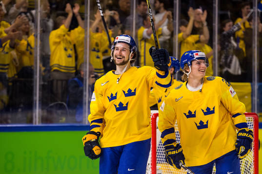 Sveriges Filip Forsberg och Lias Andersson jublar