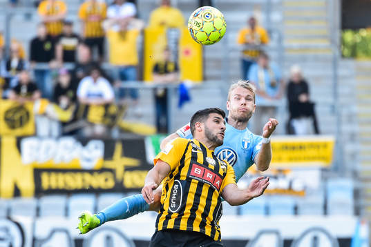 Häckens Moestapha El Kabir och Malmö FFs Oscar Lewicki i nickduell