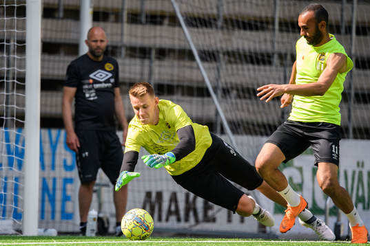 Elfsborgs målvakt David Olsson och Issam Jebali