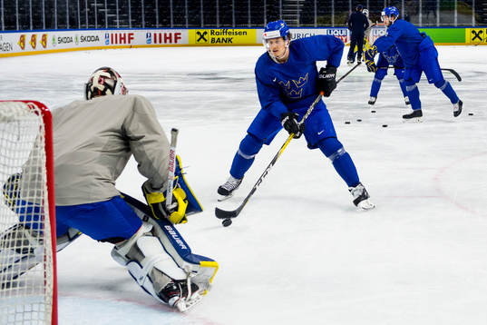 Sveriges målvakt Filip Gustavsson och Rickard Rakell