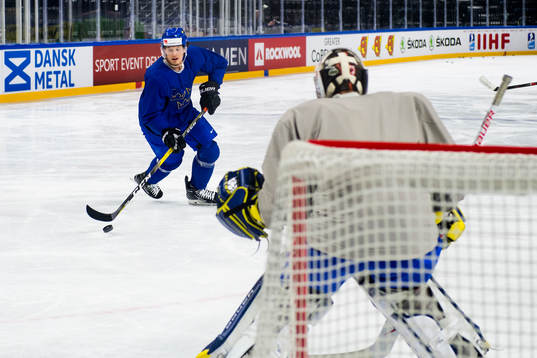 Sveriges målvakt Filip Gustavsson och Rickard Rakell