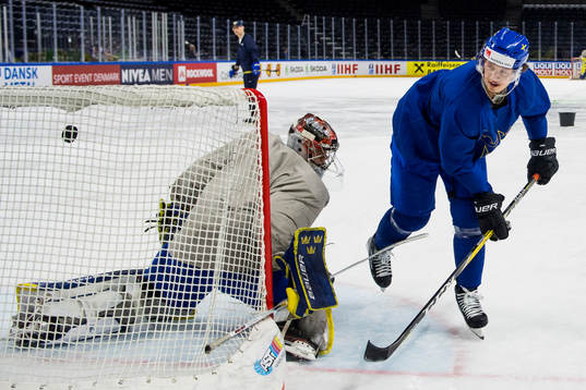 Sveriges målvakt Filip Gustavsson och Rickard Rakell