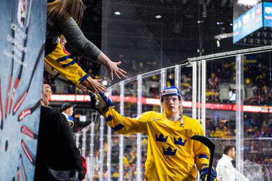 Sveriges Lias Andersson gör high five med publiken