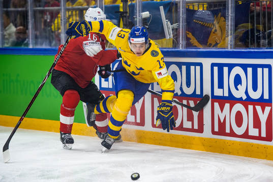 Schweiz Raphael Diaz i kamp om pucken med Sveriges Mattias