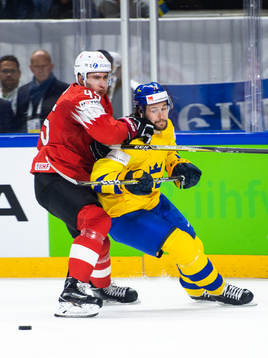 Schweiz Michael Fora och Sveriges Filip Forsberg i kamp om