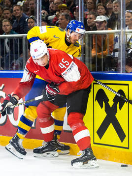 Sveriges Gustav Nyquist och Schweiz Michael Fora i kamp om