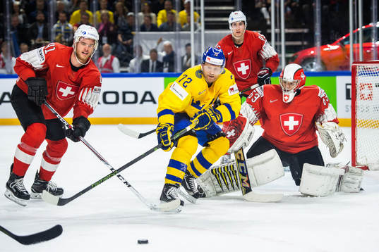 Sveriges Patric Hörnqvist oroar framför Schweiz Mirco