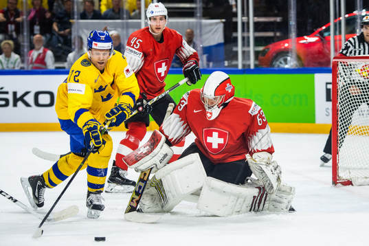 Sveriges Patric Hörnqvist oroar framför Schweiz Michael