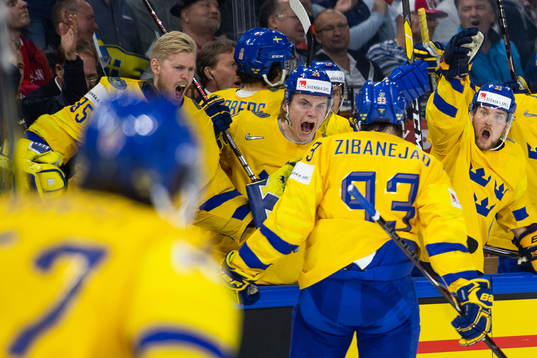 Sveriges Mika Zibanejad jublar med lagkamrater målvakt