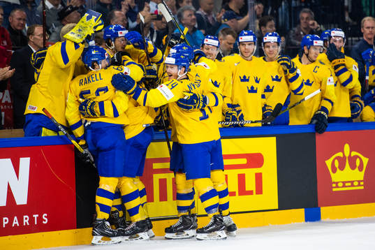 Sveriges Mika Zibanejad jublar med lagkamrater Rickard