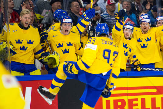 Sveriges Mika Zibanejad jublar med lagkamrater målvakt