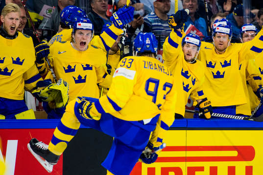 Sveriges målvakt Magnus Hellberg, Lias Andersson, Viktor Arvidsson och Patric Hörnqvist jublar mot Mika Zibanejad som gjort 2-2