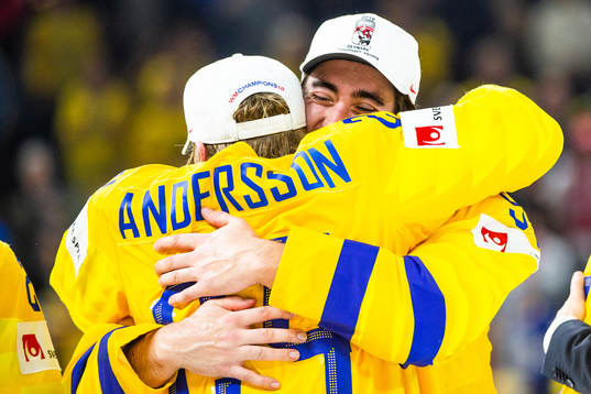 Sveriges Mika Zibanejad kramar och jublar med Lias Andersson