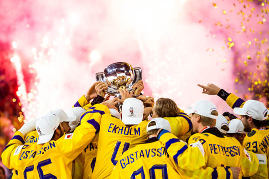 Sveriges spelare jublar med pokalen