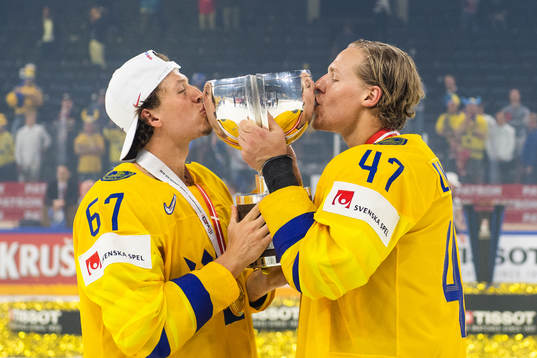 Sveriges Rickard Rakell och Hampus Lindholm kysser pokalen