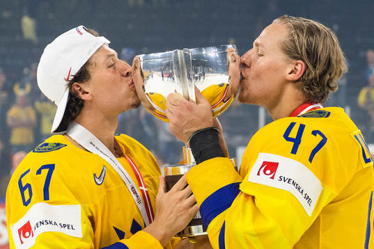 Sveriges Rickard Rakell och Hampus Lindholm kysser pokalen