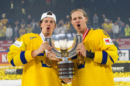 Sveriges Rickard Rakell och Hampus Lindholm jublar med