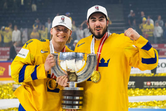 Sveriges Lias Andersson och Mika Zibanejad jublar med