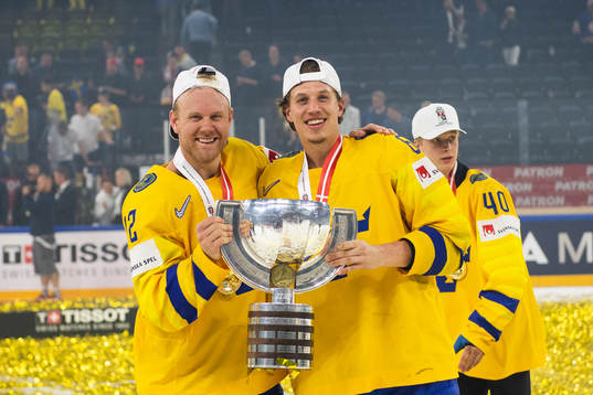 Sveriges Patric Hörnqvist och Rickard Rakell jublar med