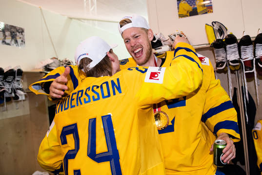 Sveriges Lias Andersson och målvakt Magnus Hellberg jublar