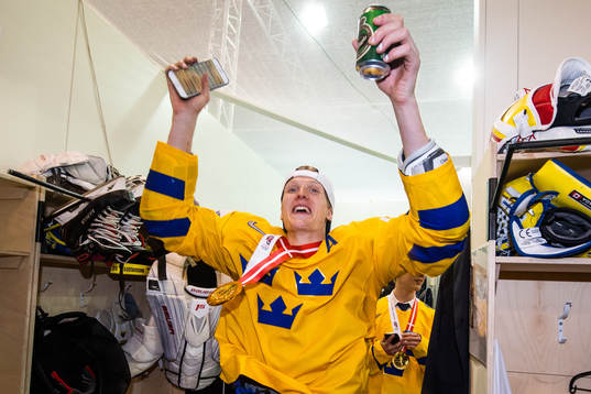 Sveriges John Klingberg  jublar i omklädningsrummet