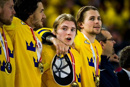 Sveriges Lias Andersson jublar med sin guldmedalj