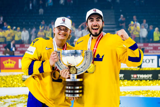 Sveriges Lias Andersson och Mika Zibanejad med sin