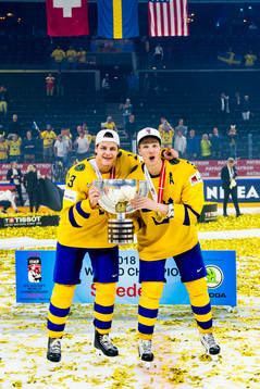 Sveriges Mattias Janmark och John Klingberg med pokalen