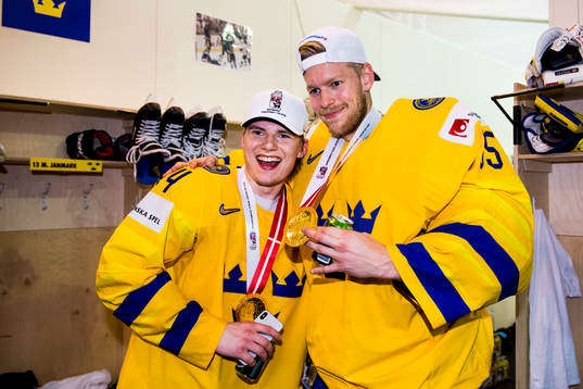 Sveriges Lias Andersson och målvakt Magnus Hellberg med