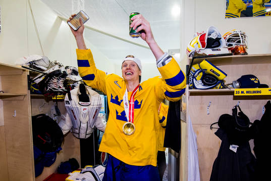 Sveriges John Klingberg med sin guldmedalj i