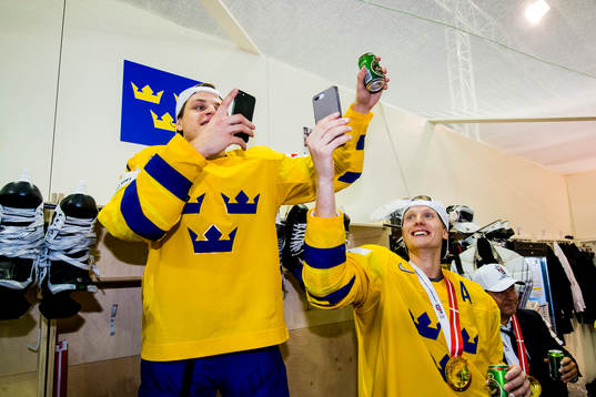 Sveriges Rickard Rakell och John Klingberg med sin