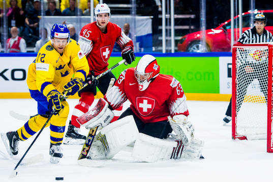 Sveriges Patric Hörnqvist framför Schweiz Michael Fora