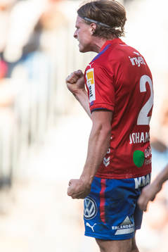 Helsingborgs Carl Johansson jublar efter att han gjort 1-0-målet