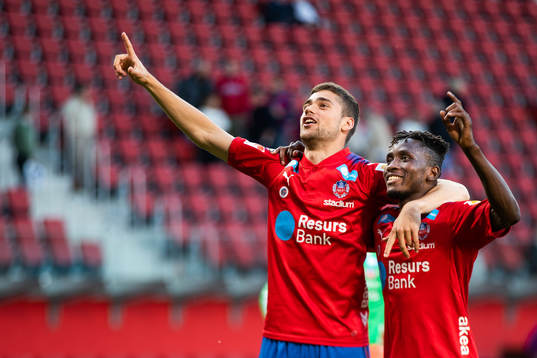 Helsingborgs Mattias Almeida Sundell och Mamudu Moro jublar