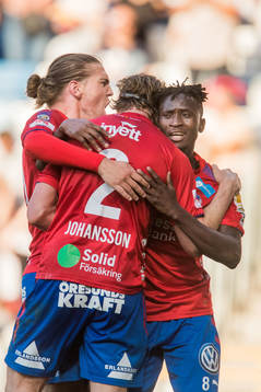 Helsingborgs Charlie Weberg och Mamudu Moro jublar tillsammans med Carl Johansson efter 1-0