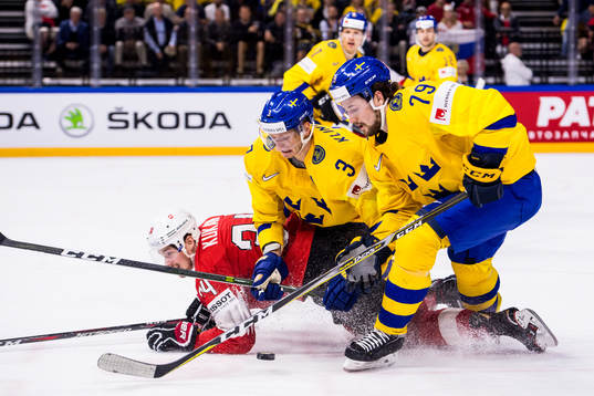 Sveriges Filip Forsberg och John Klingberg mot Schweiz Dean