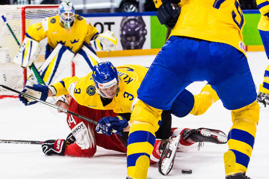 Sveriges John Klingberg ovanpå Schweiz Dean Kukan