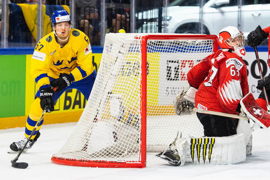 Sveriges Rickard Rakell oroar mot Schweiz målvakt Leonardo